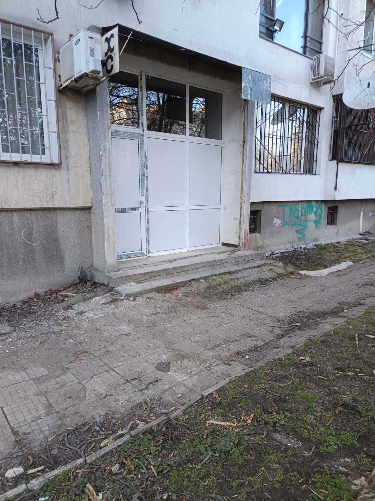 Давам под наем помещение във вход на блок в Люлин 2