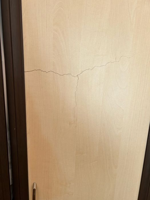 Спалня с гардероб и две нощни шкафчета.