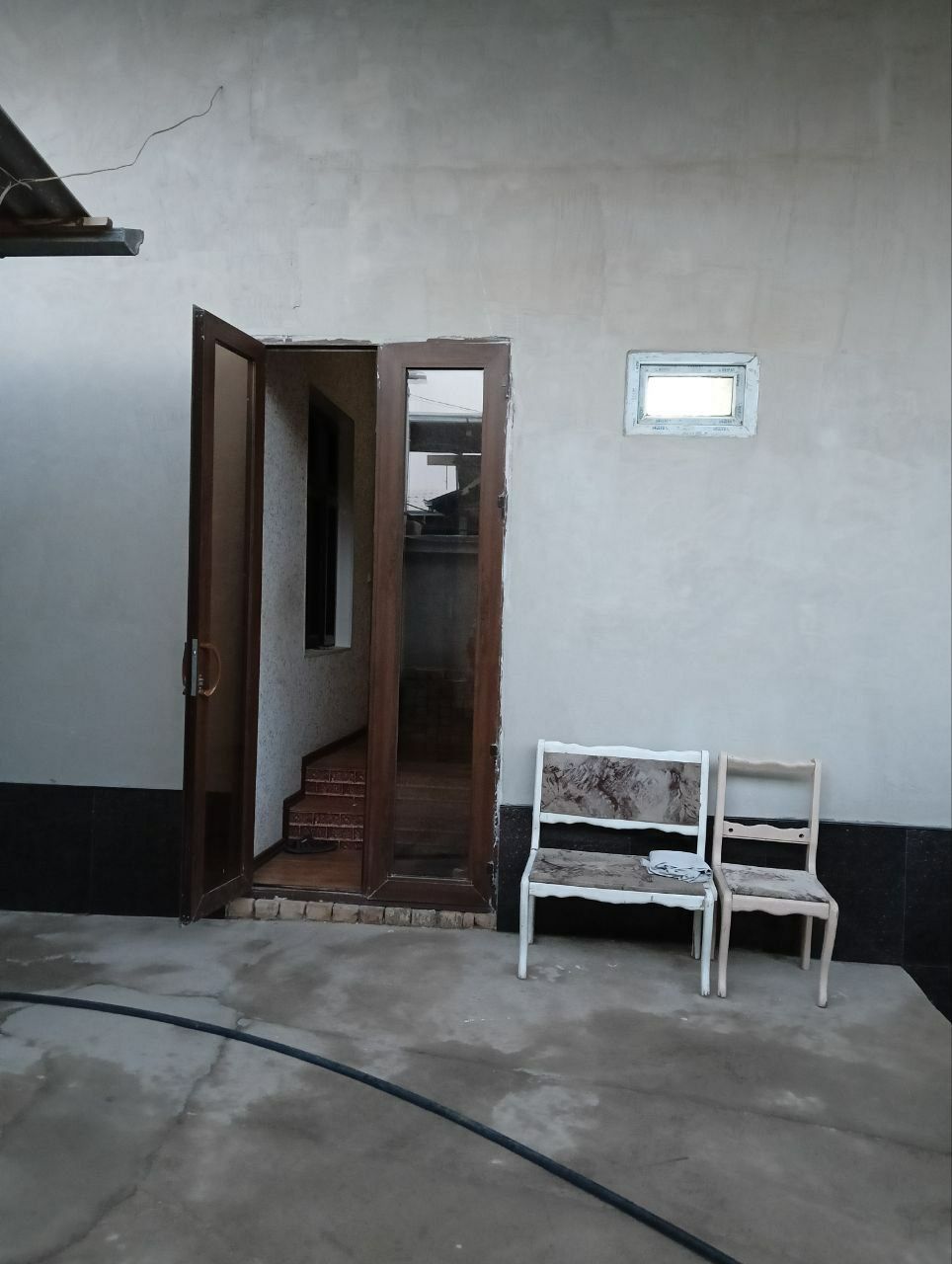 Hovli uy sotiladi