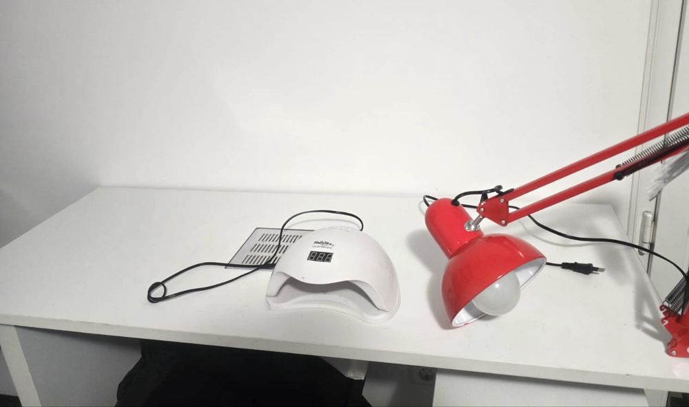 Masa manichiura cu 3 sertare si aspirator