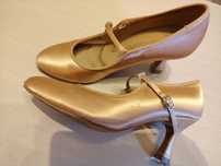 Vând pantofi standard