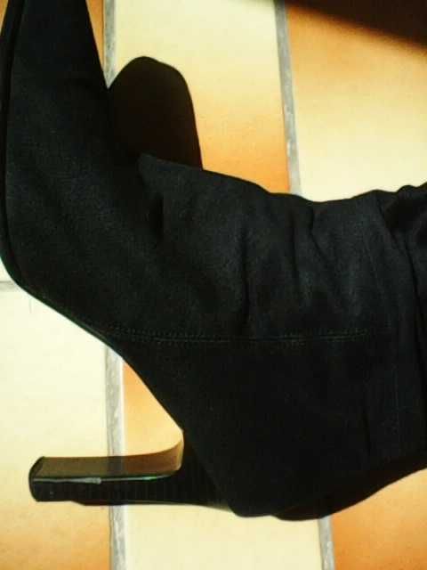 Продавам елегантни черни велурени ботуши на ток