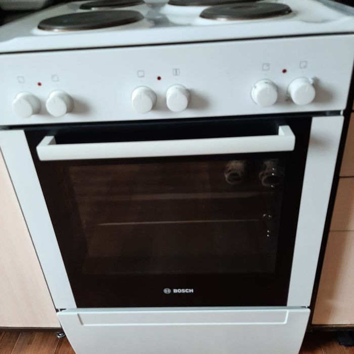 Электрическая плита Bosch в хорошем состоянии, четыре конфорки, духовк