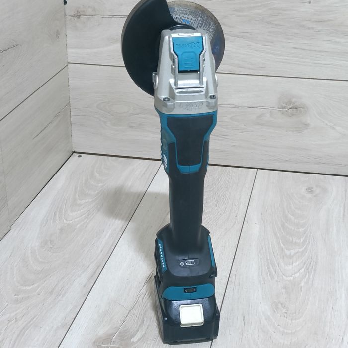 Flex brushless cu variator de turatie Makita DGA519 cu prindere XLOCK