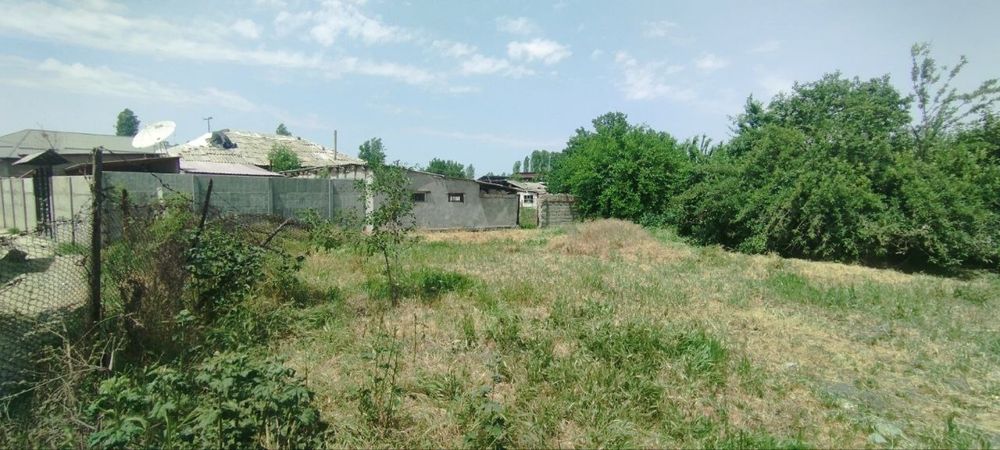 Hovli sotiladi 7 xona uyi bn 12500$