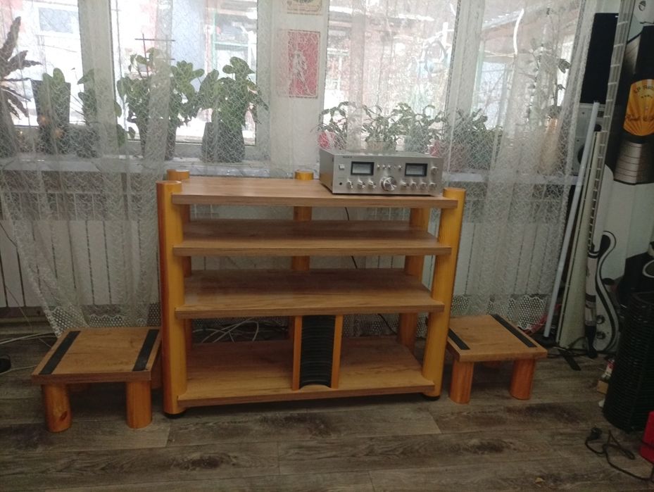 Продам тумбу с подставкам под акустические системыи под аудио технику