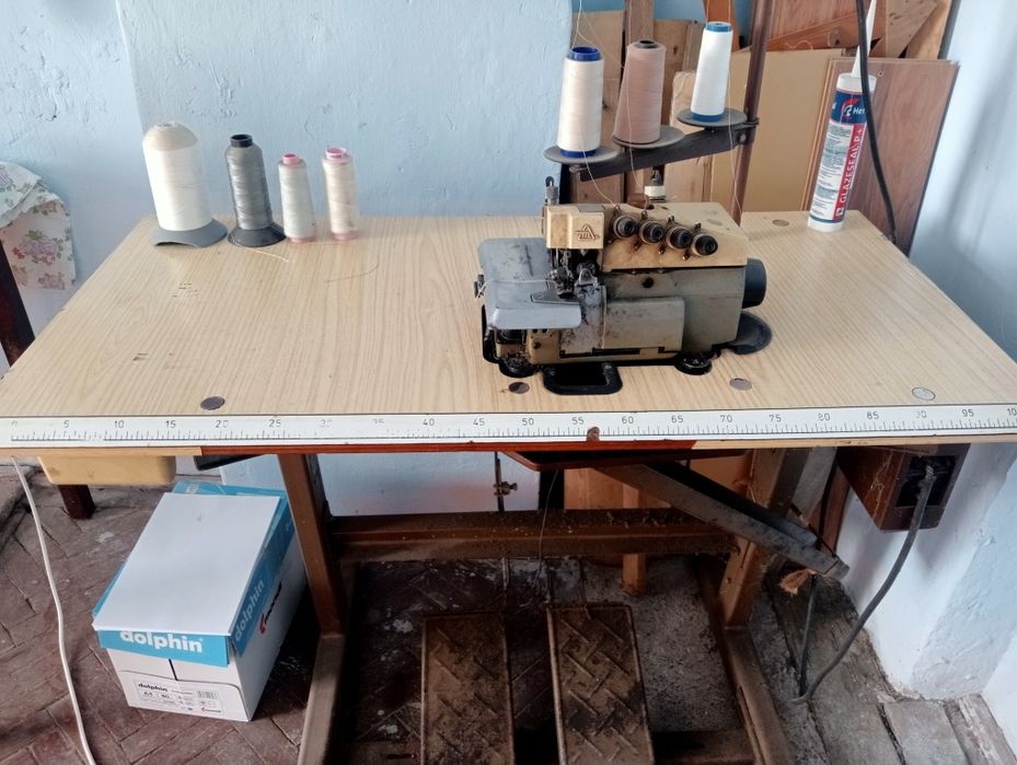 Mașină de surfilat în 3 ațe triploc..