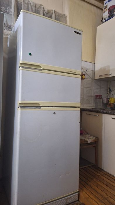 Немецкий большой трёхкамерный холодильник