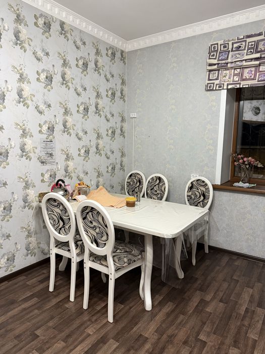 Стол со стульями