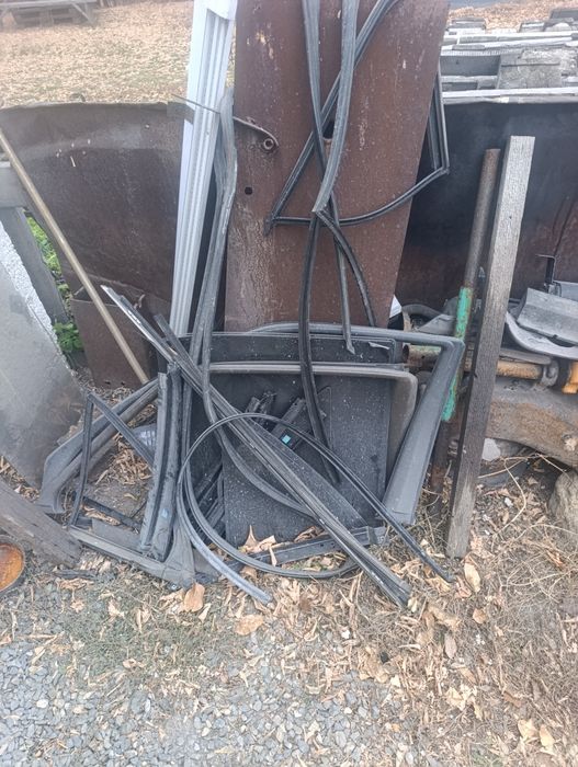 Двери ,люк. Резинки разные. На Мерседес w140.