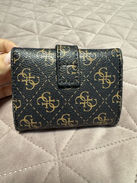 Дамски портмонета Guess