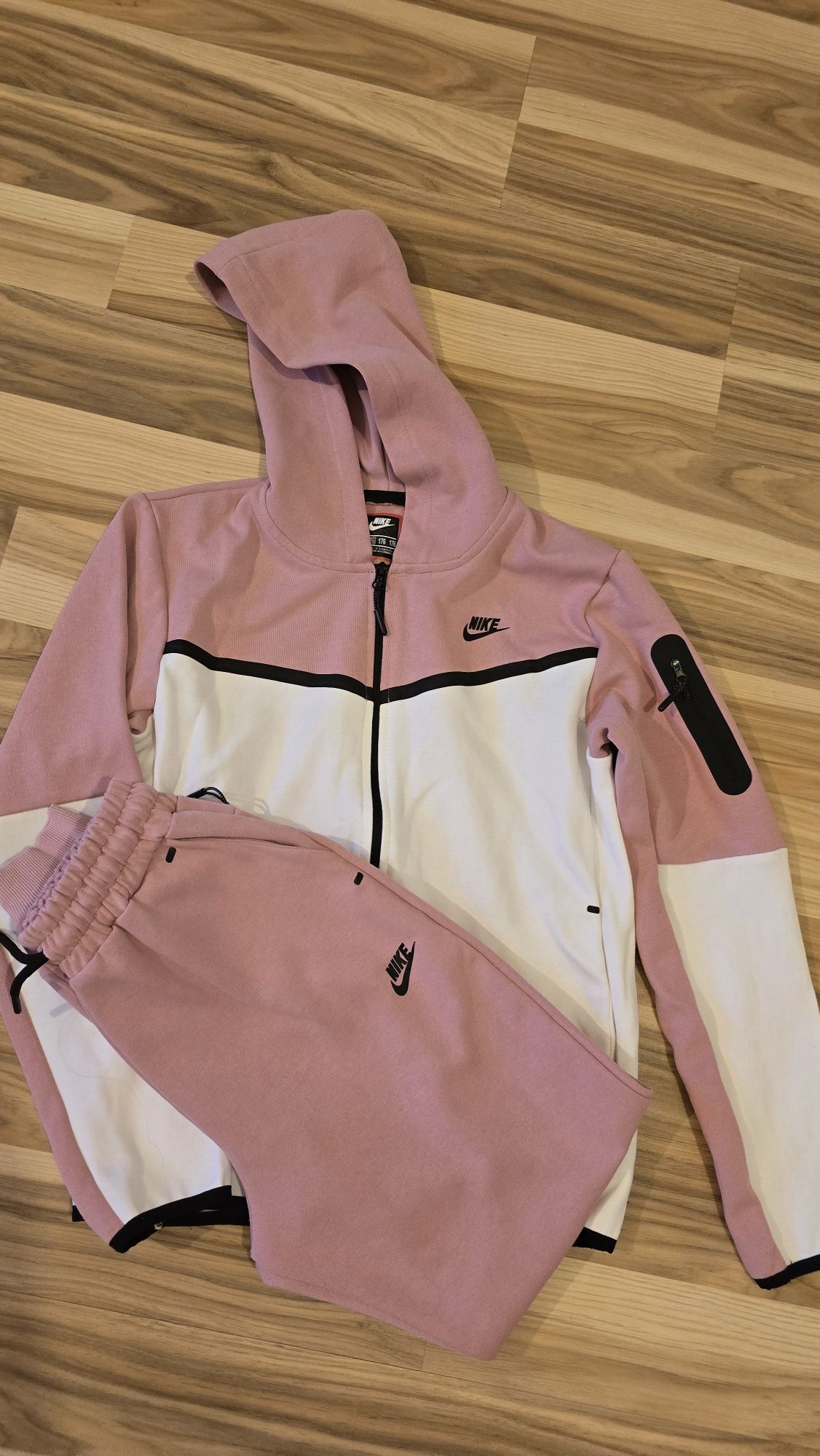 Комплект nike размер 176см, но е умален и по-скоро отговаря на 158см