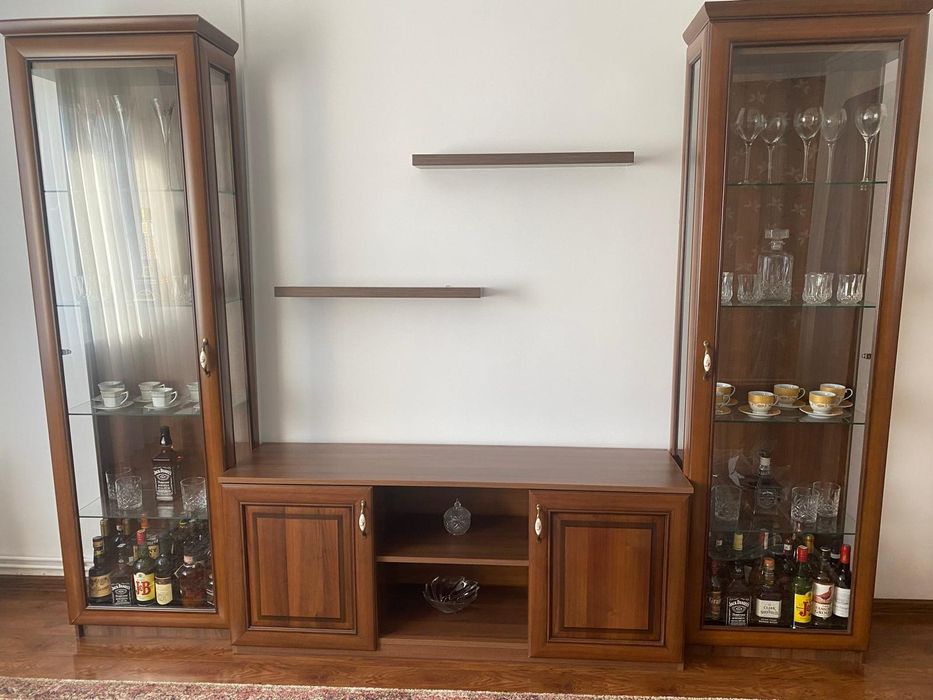 Vând comoda cu doua vitrini făcută la comanda