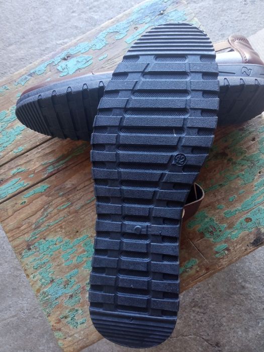 Vând o pereche de sandale bărbați din piele de vacă