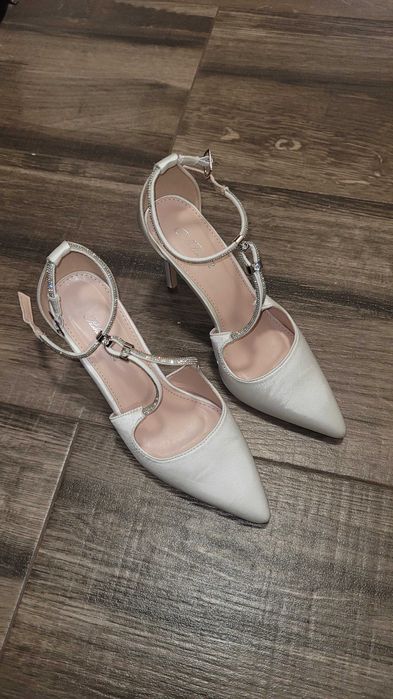 Офицялни бели обувки