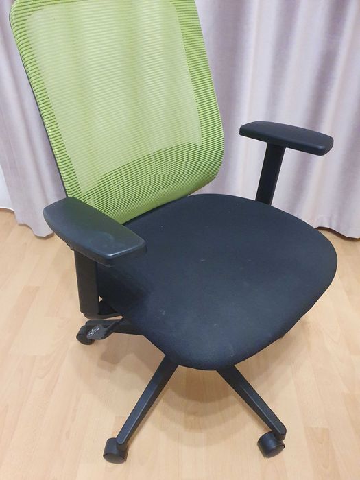 Scaun birou aproape nou