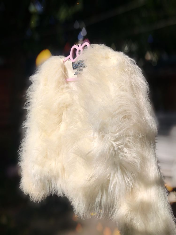 Бяло кремаво палто с косъм