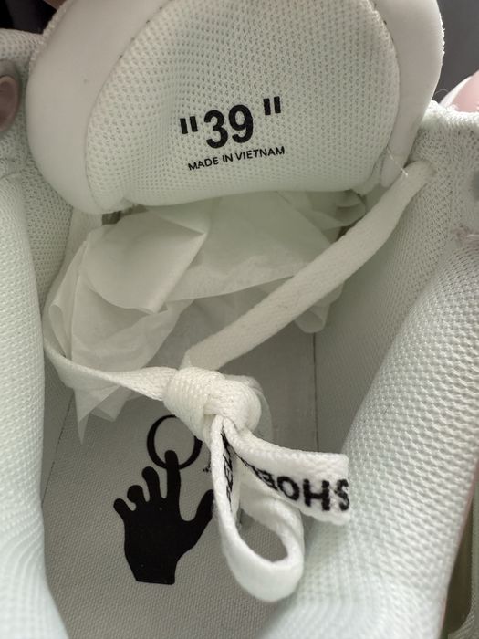 Off White ‘Out of office’ // Premium