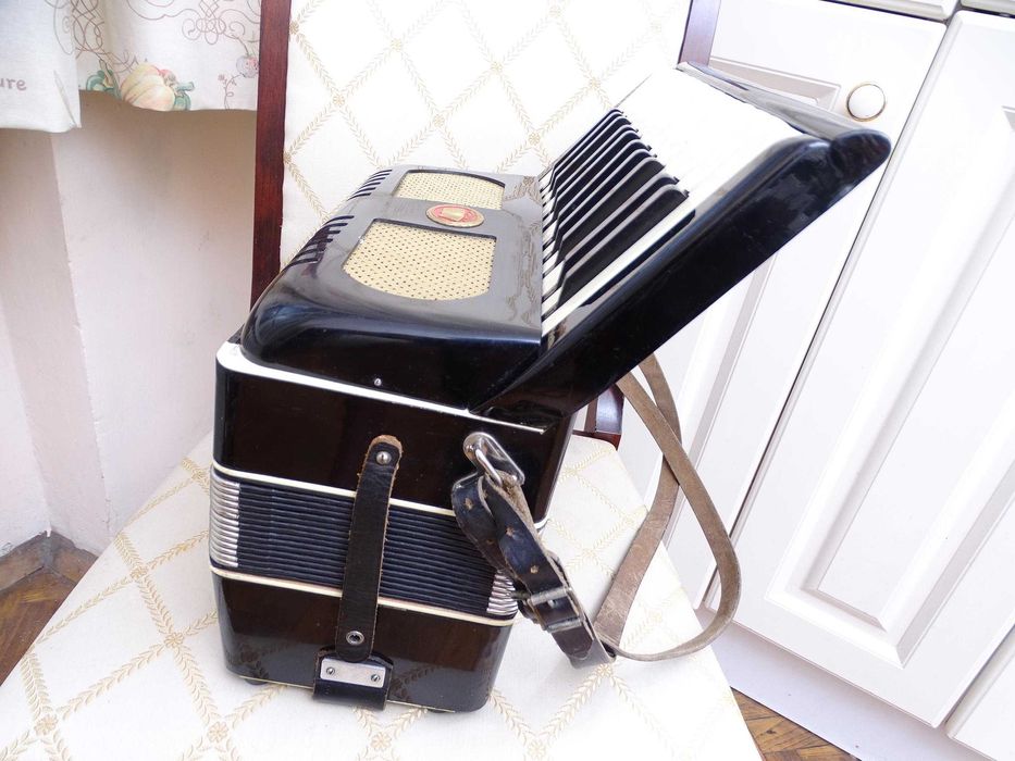 Много запазен стар акордеон Велтмайстер 12 баса