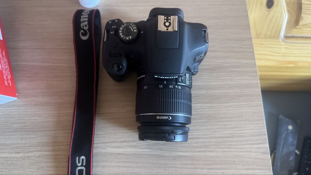 Canon EOS 2000D.