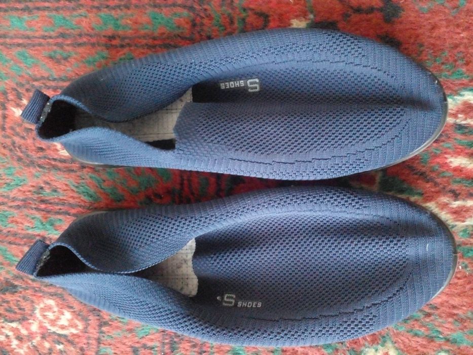 Oyoq kiyimlar sotiladi