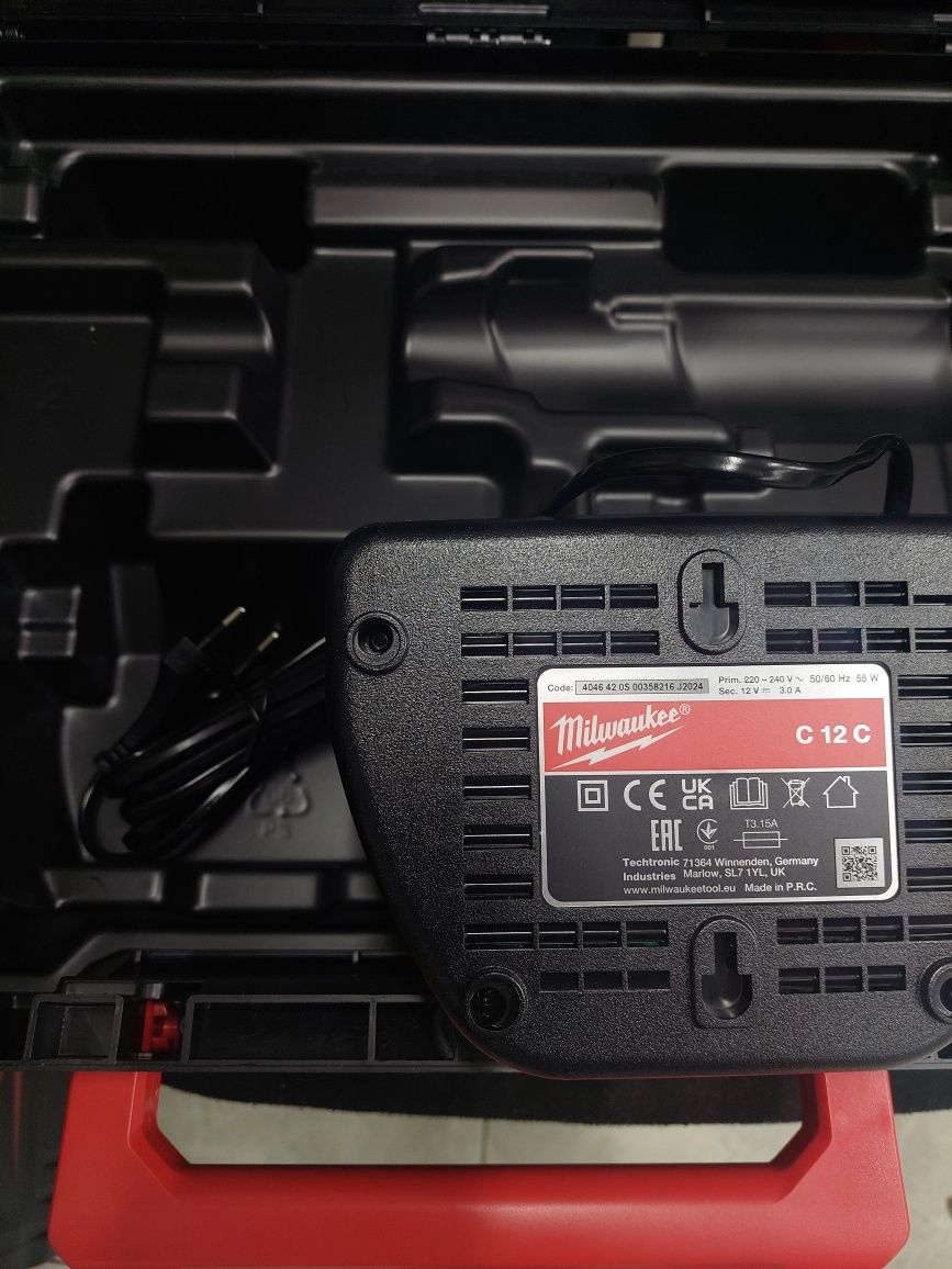 Зарядно устройство Milwaukee M12 c12c