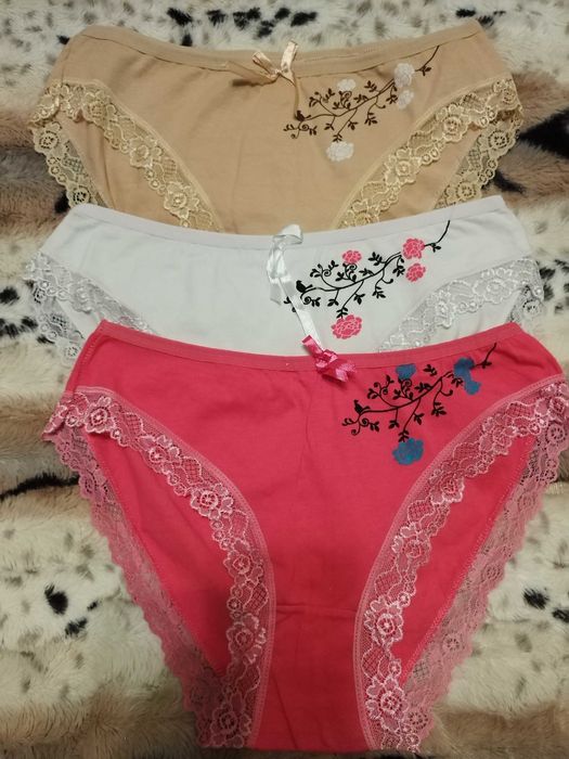 Set de trei chiloți, cu model. Noi fara eticheta. Banuiesc marimea M.