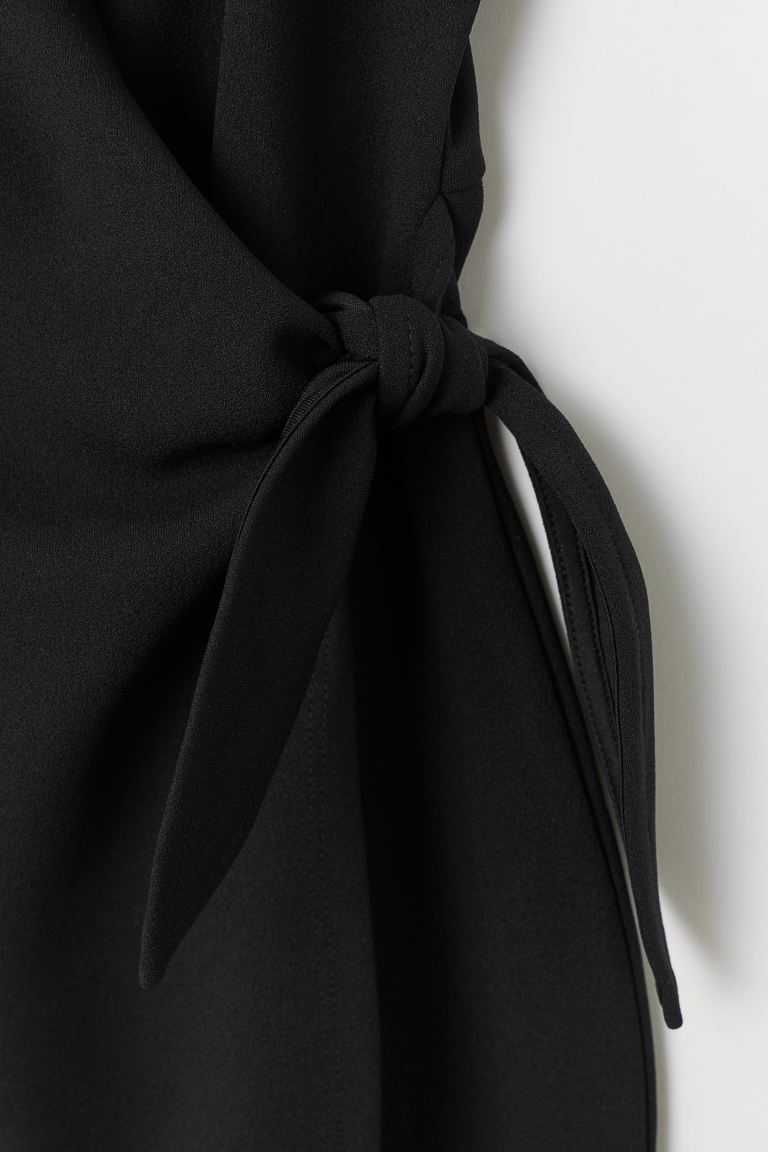 Rochie neagra eleganta parte peste parte marca HM
