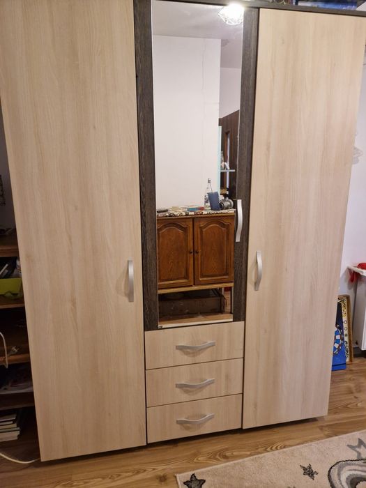 Dulap 3 usi cu oglinda centrala
