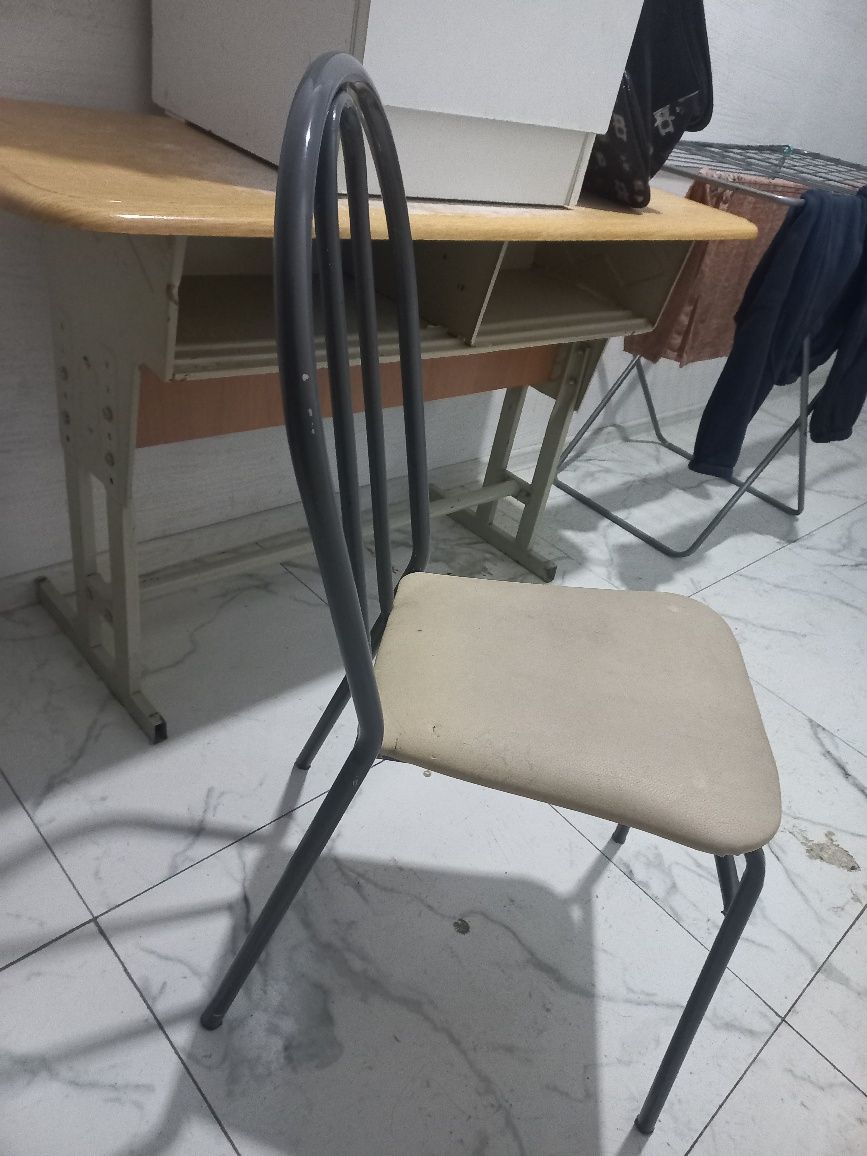 Стулья, тумба и парта