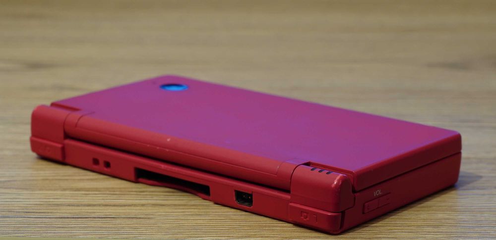 Consola portabila Nintendo DSi roz + accesorii