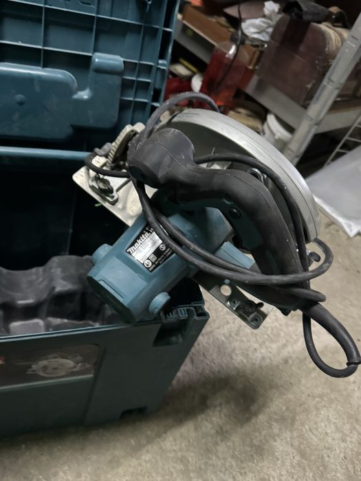 Circular makita cu fir