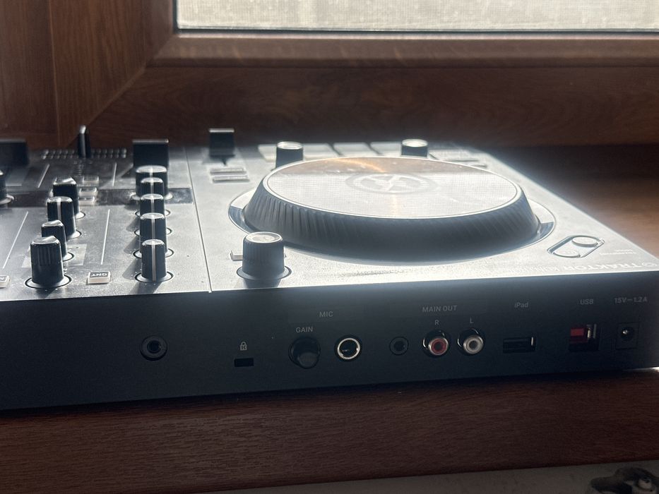Контролер Traktor conrtol s2 mk3 native instruments