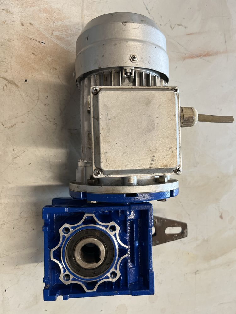 Motor cu reductor de 0,55 kw