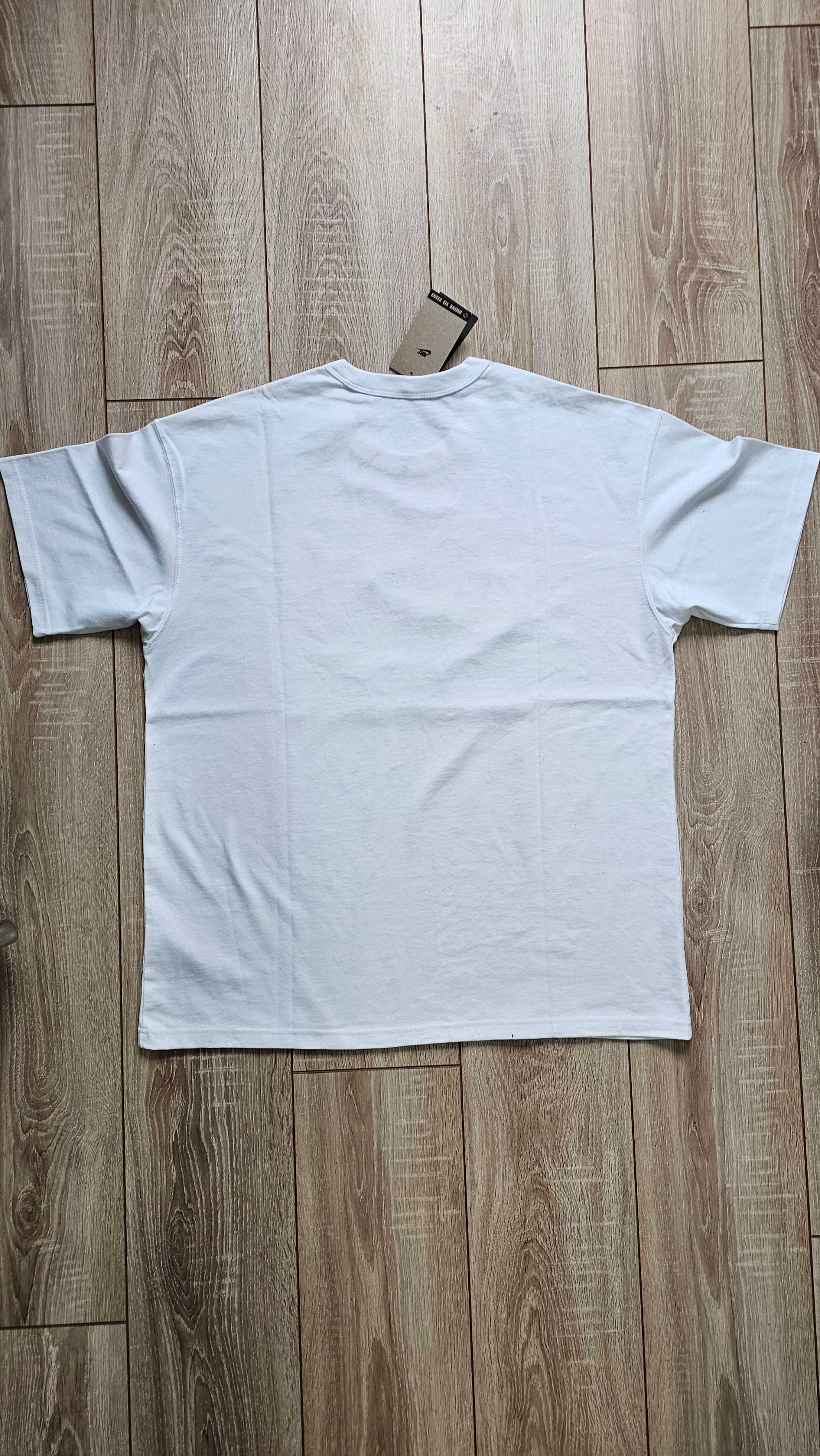 Мъжка бяла oversize тениска Nike Swoosh – спортно-елегантна