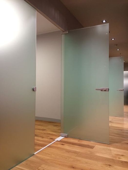 стеклянные двери, офисные перегородки, витражи и витрины магазинов