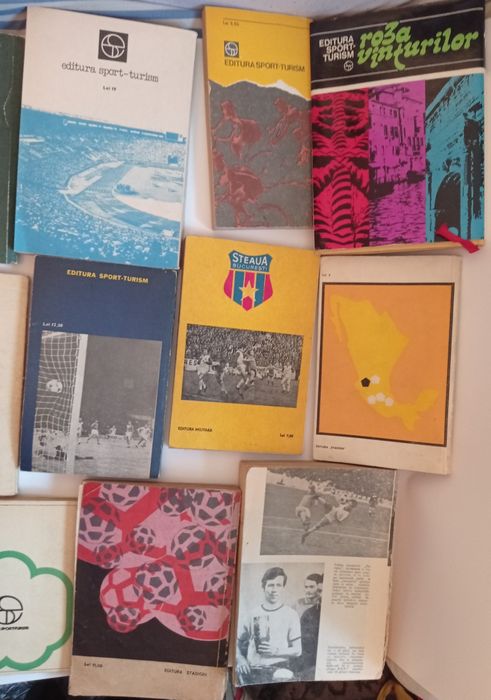 Vând/Schimb 27 de cărți,tematică sport-fotbal.Câteva cărți cu defecte.