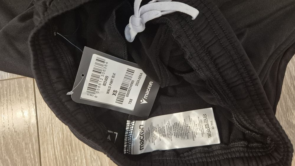 Нови спортни панталони Macron – XS