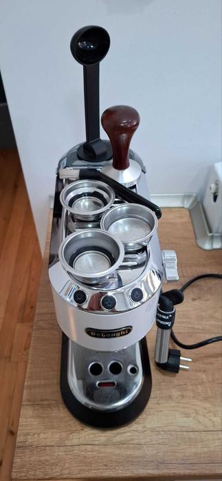 Кафемашина Delonghi Dedica EC 685.W