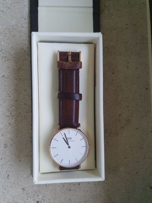 Vand ceas de mana marca Daniel Wellington