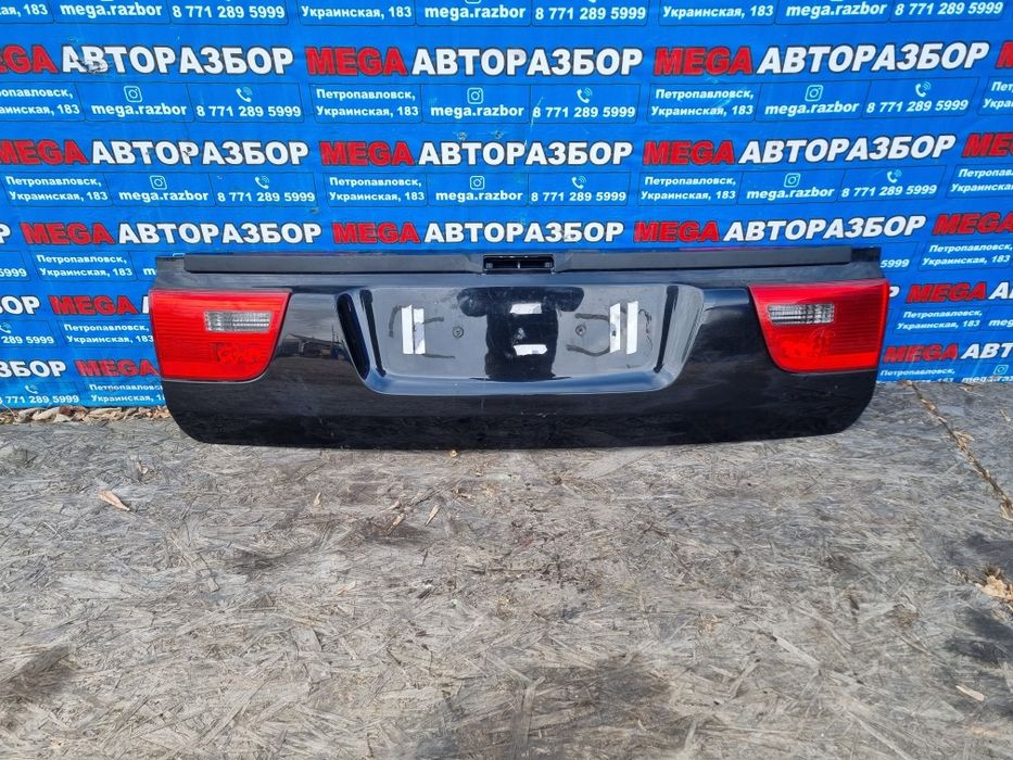 Низ кришки богажника BMW e53.