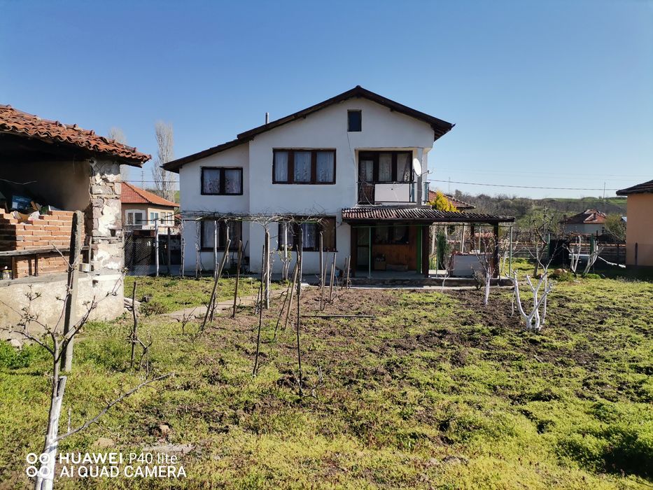 Двуетажна къща в село Сираково