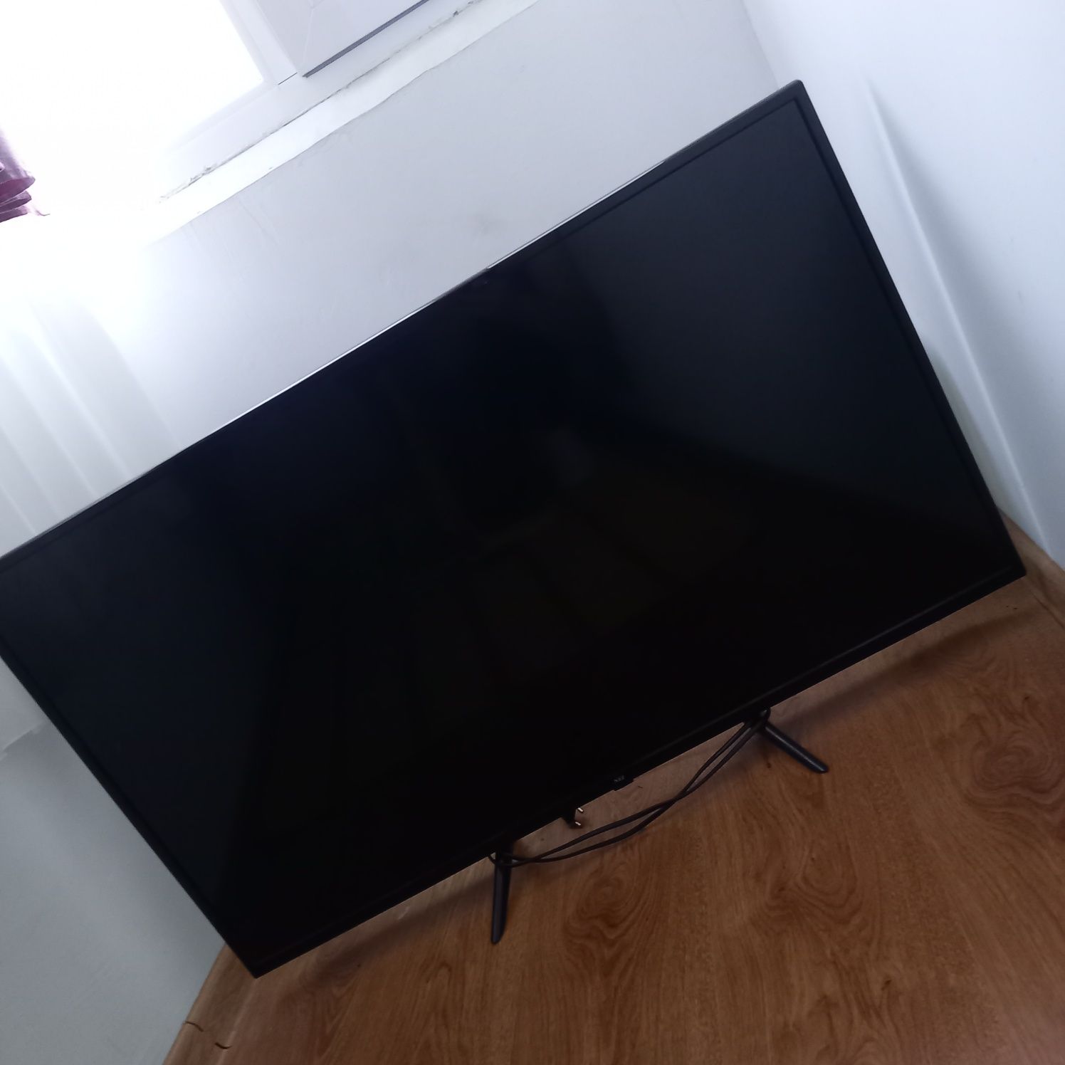 Vând 2 tv nei smart 100 cm