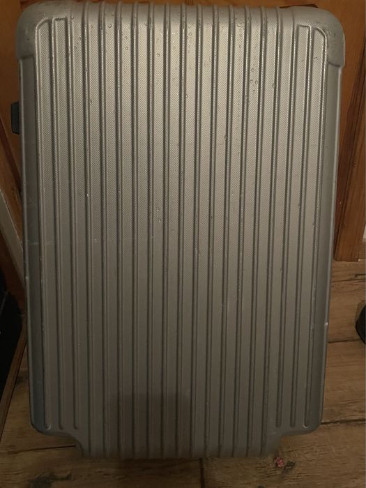 Чемодан большой серебристый