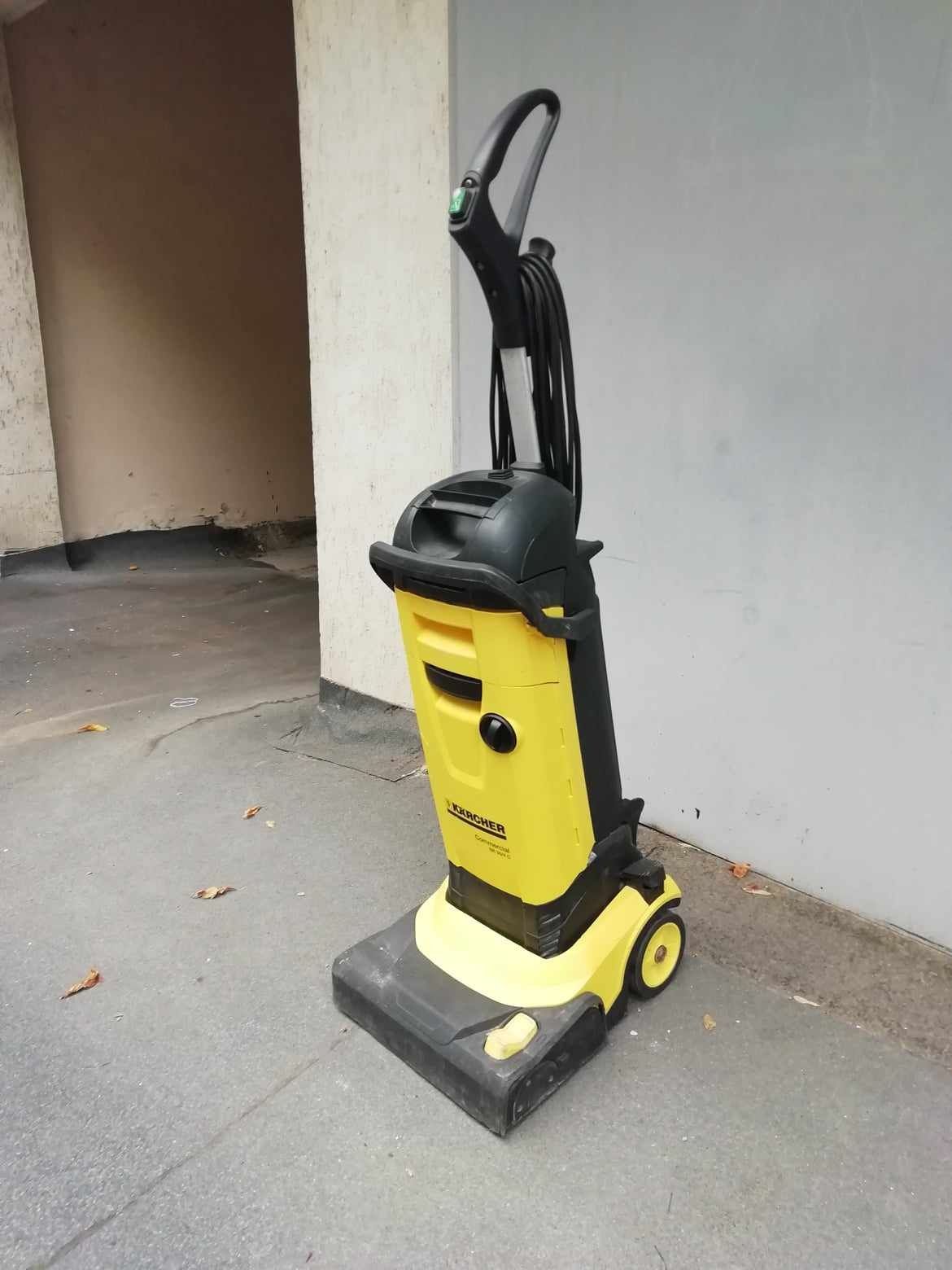 Подопочистващият автомат Karcher BR 30/4 C