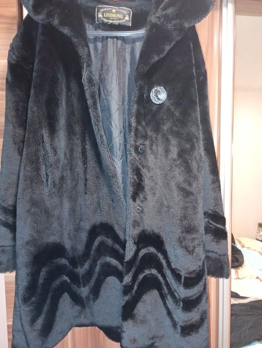 Vând blană lunga in stare foarte buna mărimea 42-44