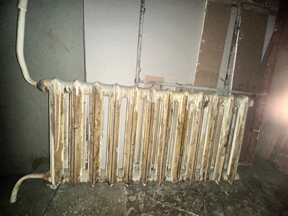 Продам б/у чугунную батарею