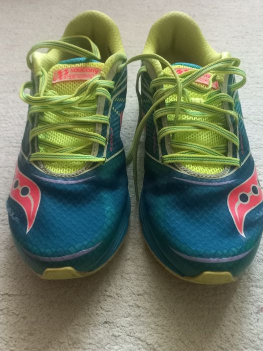 Vând pantofi sport Saucony