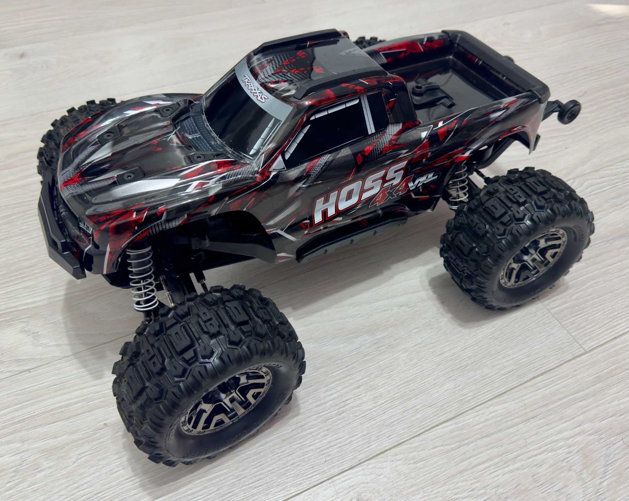 Radiomodel Traxxas Hoss impecabil brushless, 2 acumulatori noi, 90km/h