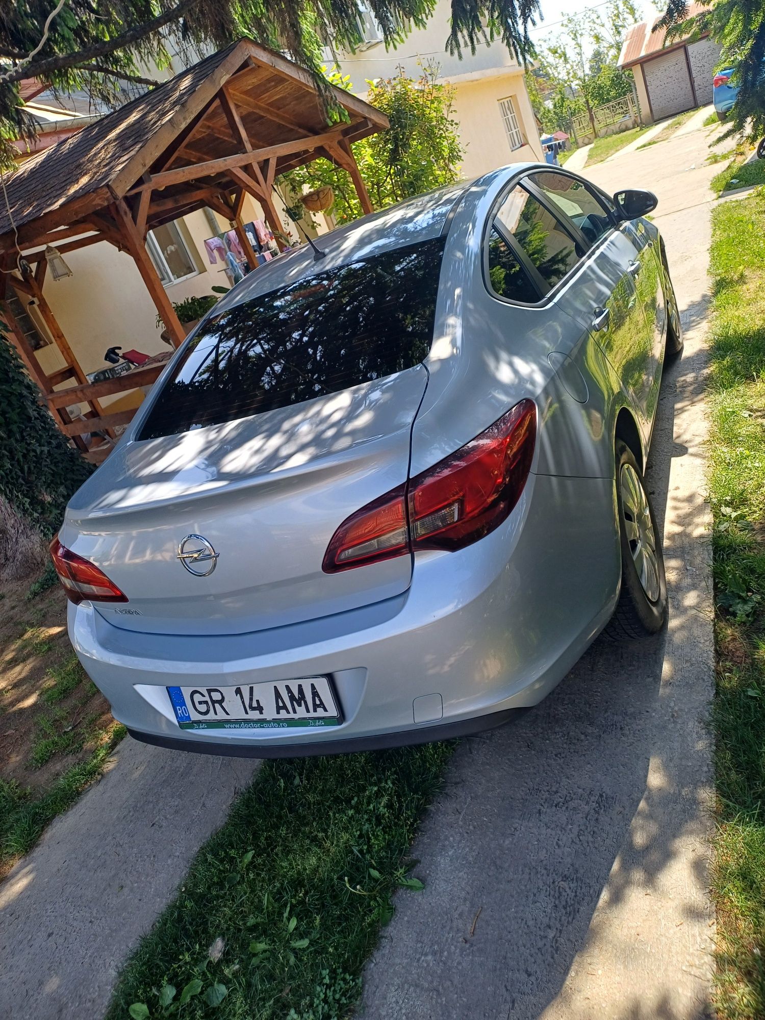 Opel Astra j Sedan